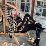 Calça jogger com detalhe arabesco