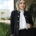 Blazer preto com botões dourados