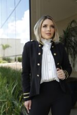 Blazer preto com botões dourados