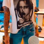 T-shirt com estampa bad influence