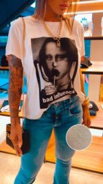 T-shirt com estampa bad influence