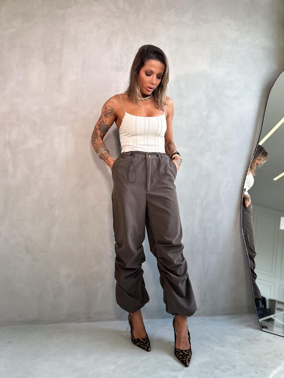 15266128882-57881.jpg Calça parachute Keyla marrom escuro - Imagem 1